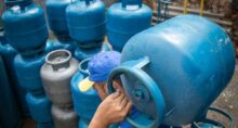 Os Ministérios da Fazenda e de Minas e Energia preparam uma portaria que definirá os valores de referência do novo vale-gás, dentro do programa “Gás do Povo” — que substituirá o atual Auxílio-Gás, pago junto com o Bolsa Família. Imagem: Agência Brasil