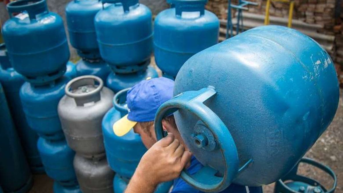 Os Ministérios da Fazenda e de Minas e Energia preparam uma portaria que definirá os valores de referência do novo vale-gás, dentro do programa “Gás do Povo” — que substituirá o atual Auxílio-Gás, pago junto com o Bolsa Família. Imagem: Agência Brasil
