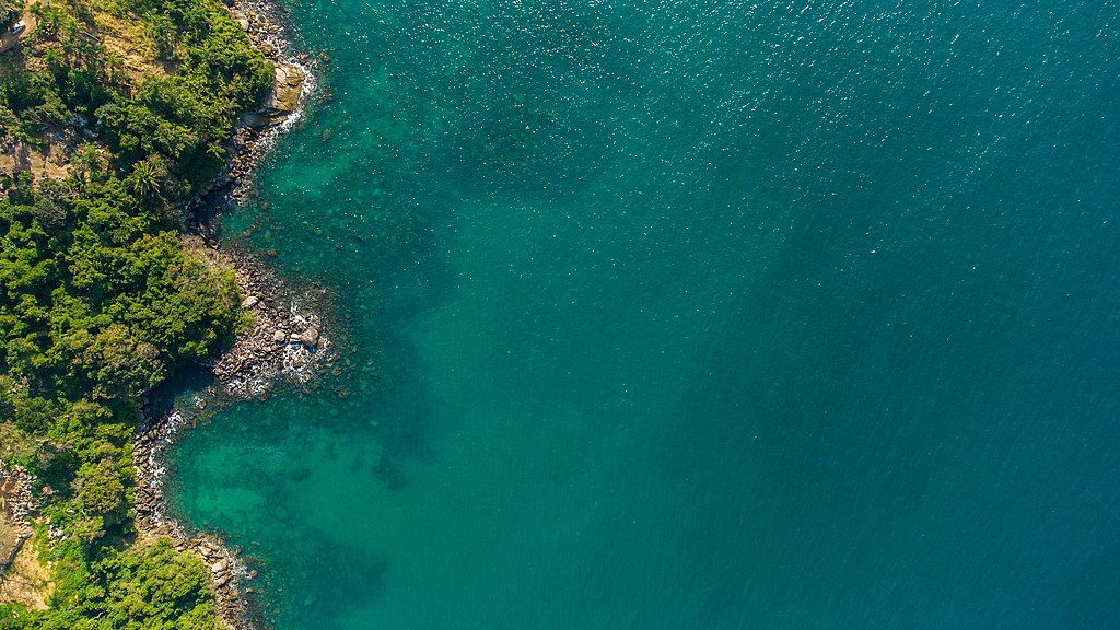 Costão rochoso da Praia do Pacuíba em Ilhabela, unidade de conservação da natureza pertencente ao governo do estado de São Paulo