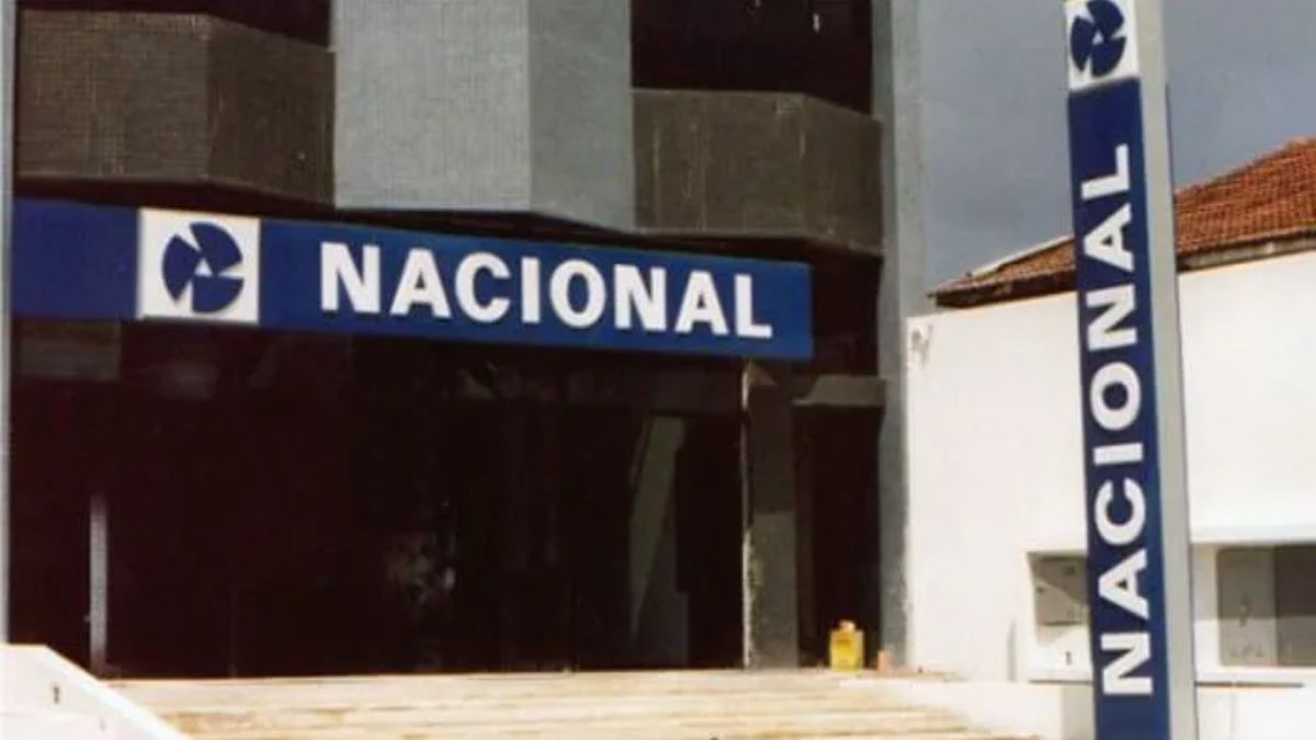 Fachada de uma antiga agência do Banco Nacional, que faliu em 1995. (Foto: Reprodução/Facebook)