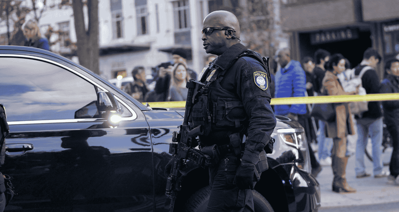 Policial caminha em área isolada após dois membros da Guarda Nacional terem sido baleados perto da Casa Branca, em Washington 26/11/2025 REUTERS/Nathan Howard