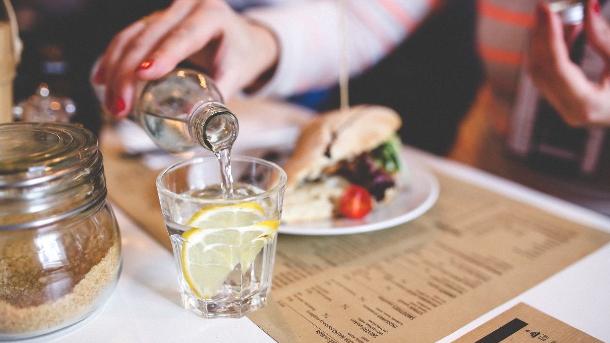 Brasil vive um cenário fragmentado: leis estaduais caíram, outras sobreviveram, e um projeto nacional tenta unificar a regra da água gratuita