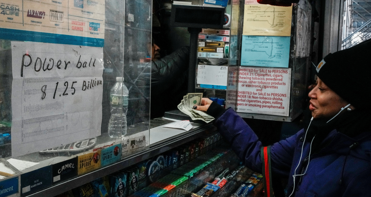 Apostadora compra bilhete para loteria Powerball, em Nova York. REUTERS/Eduardo Munoz