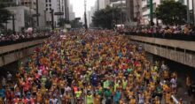 Atletas na corrida São Silvestre na Avenida Paulista, em São Paulo — Foto: WERTHER SANTANA/ESTADÃO CONTEÚDO