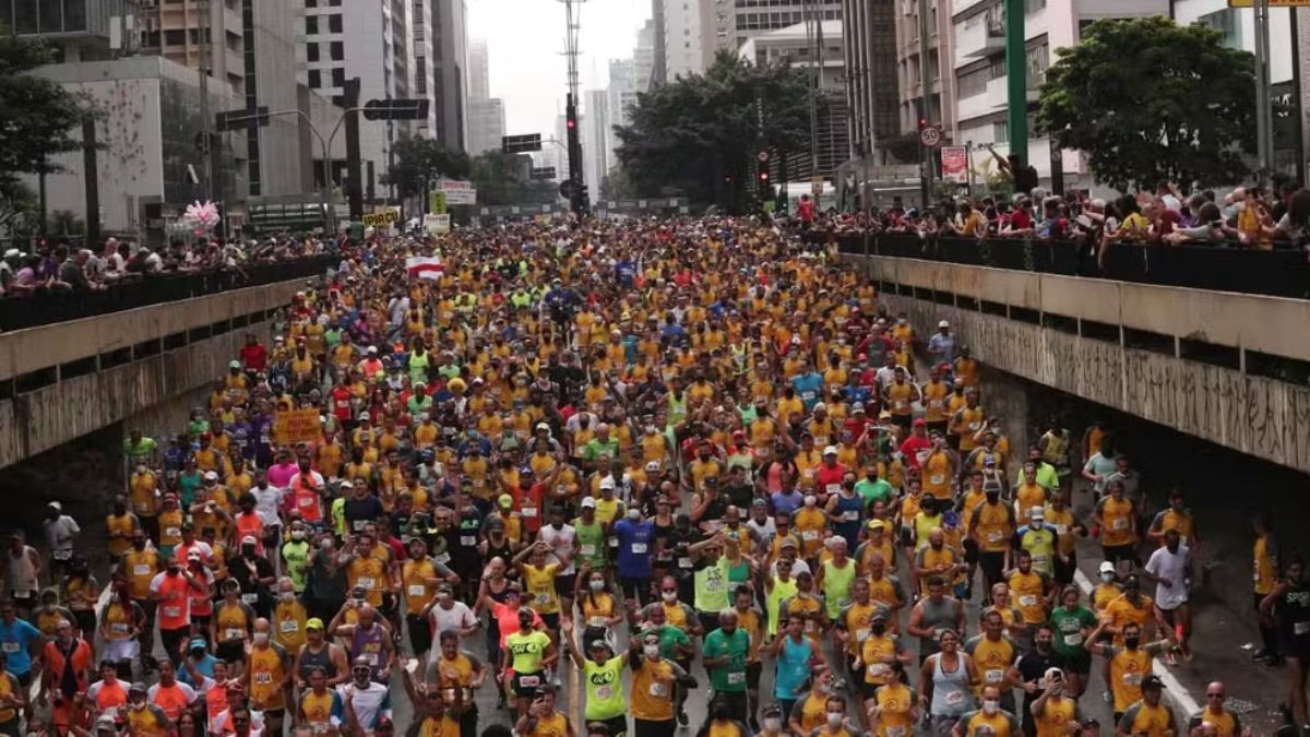 Atletas na corrida São Silvestre na Avenida Paulista, em São Paulo — Foto: WERTHER SANTANA/ESTADÃO CONTEÚDO
