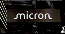 Logotipo da Micron no estande da empresa na 8ª Exposição Internacional de Importação da China em Xangai, China( Crédito 5 de novembro de 2025. REUTERSMaxim Shemetov)