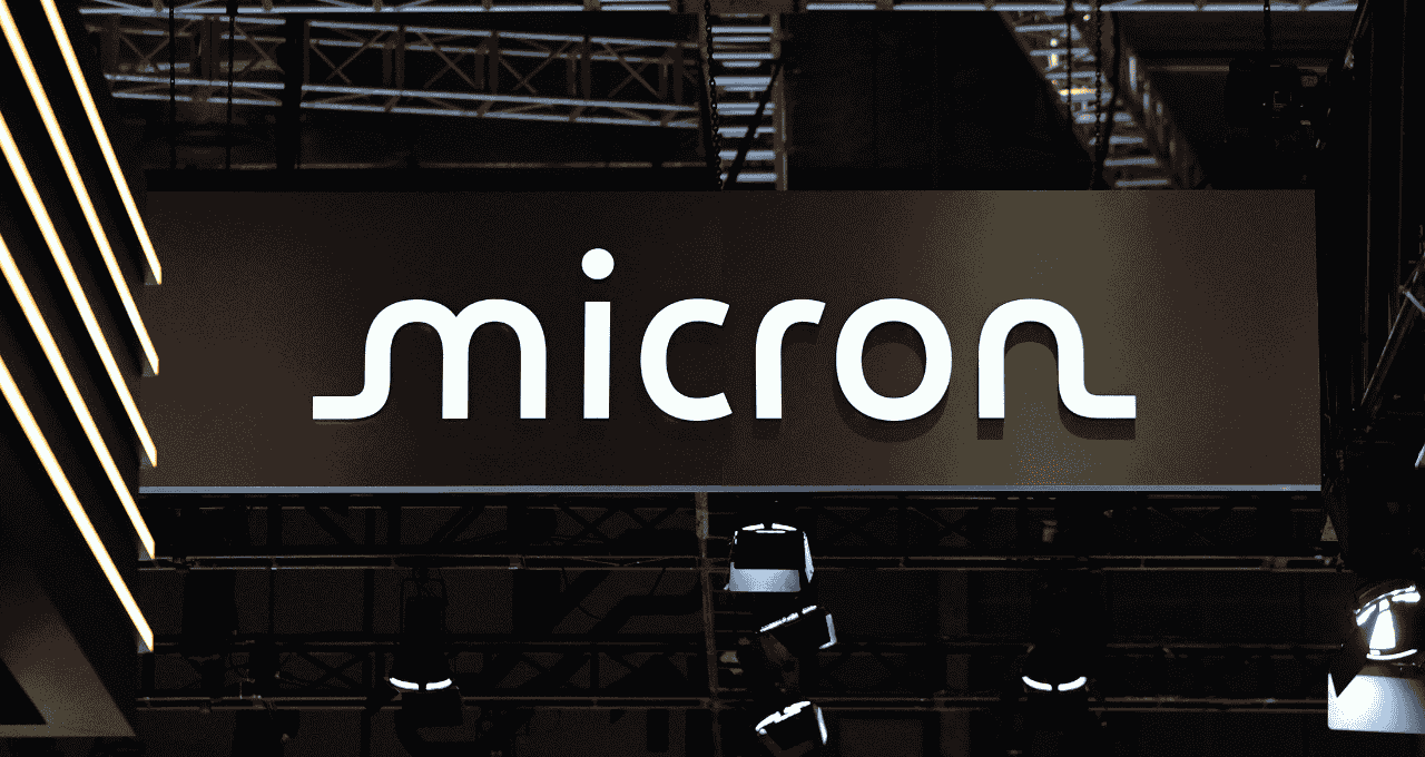 Logotipo da Micron no estande da empresa na 8ª Exposição Internacional de Importação da China em Xangai, China( Crédito 5 de novembro de 2025. REUTERSMaxim Shemetov)