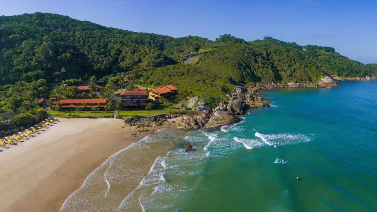 Praia Mariscal, Santa Catarina - Divulgação Hotel Atalaia
