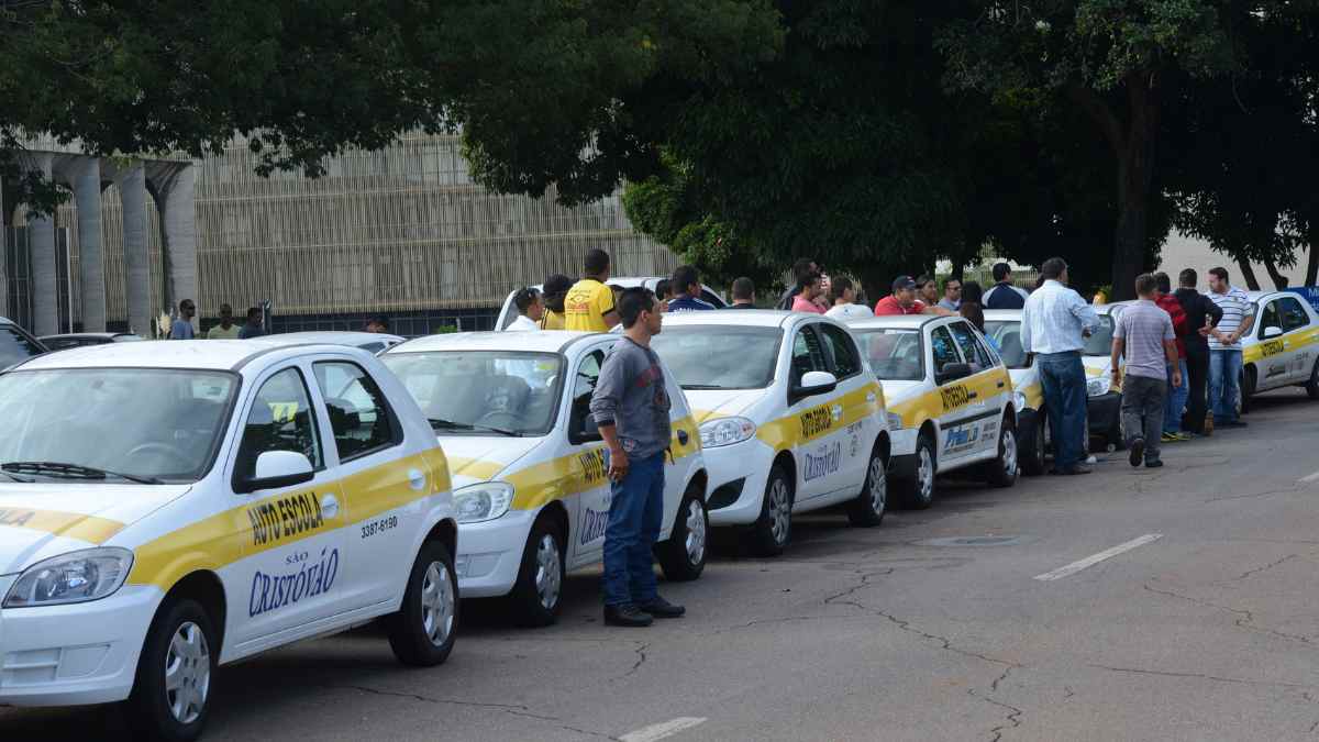 roprietários de autoescolas organizam manifestação na Esplanada dos Ministérios contra resolução do Detran que obriga o uso de simuladores em aulas de direção (Antonio CruzAgência Brasil)