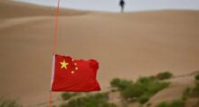 China combate a desertificação do Deserto de Taklamakan com uma mistura improvável de árvores, ciência e megaprojetos de energia solar