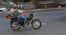 Governo proíbe dois ocupantes na mesma moto - iStock