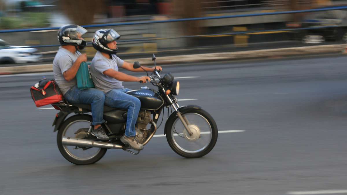 Governo proíbe dois ocupantes na mesma moto - iStock