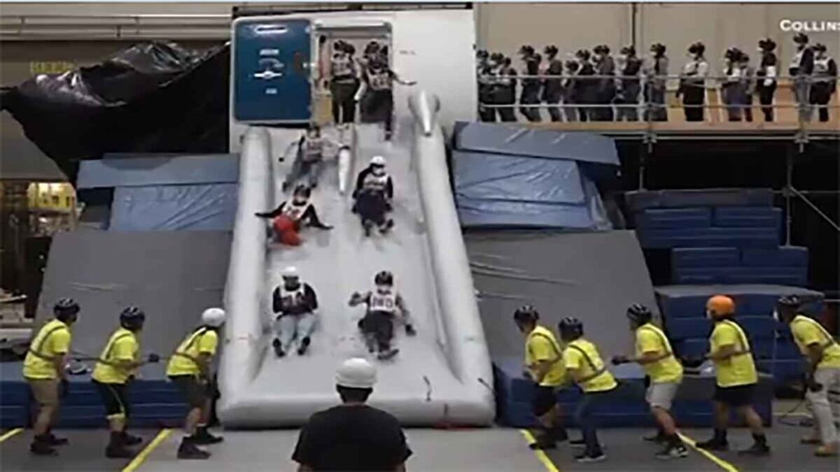 Pessoas ganham para escorregar - Reprodução