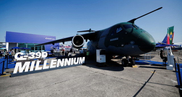 Avião de transporte militar C-390 Millenium, da Embraer, durante feira aeronáutica no aeroporto de Le Bourget, nos arredores de Paris 17/06/2025 REUTERS/Benoit Tessier