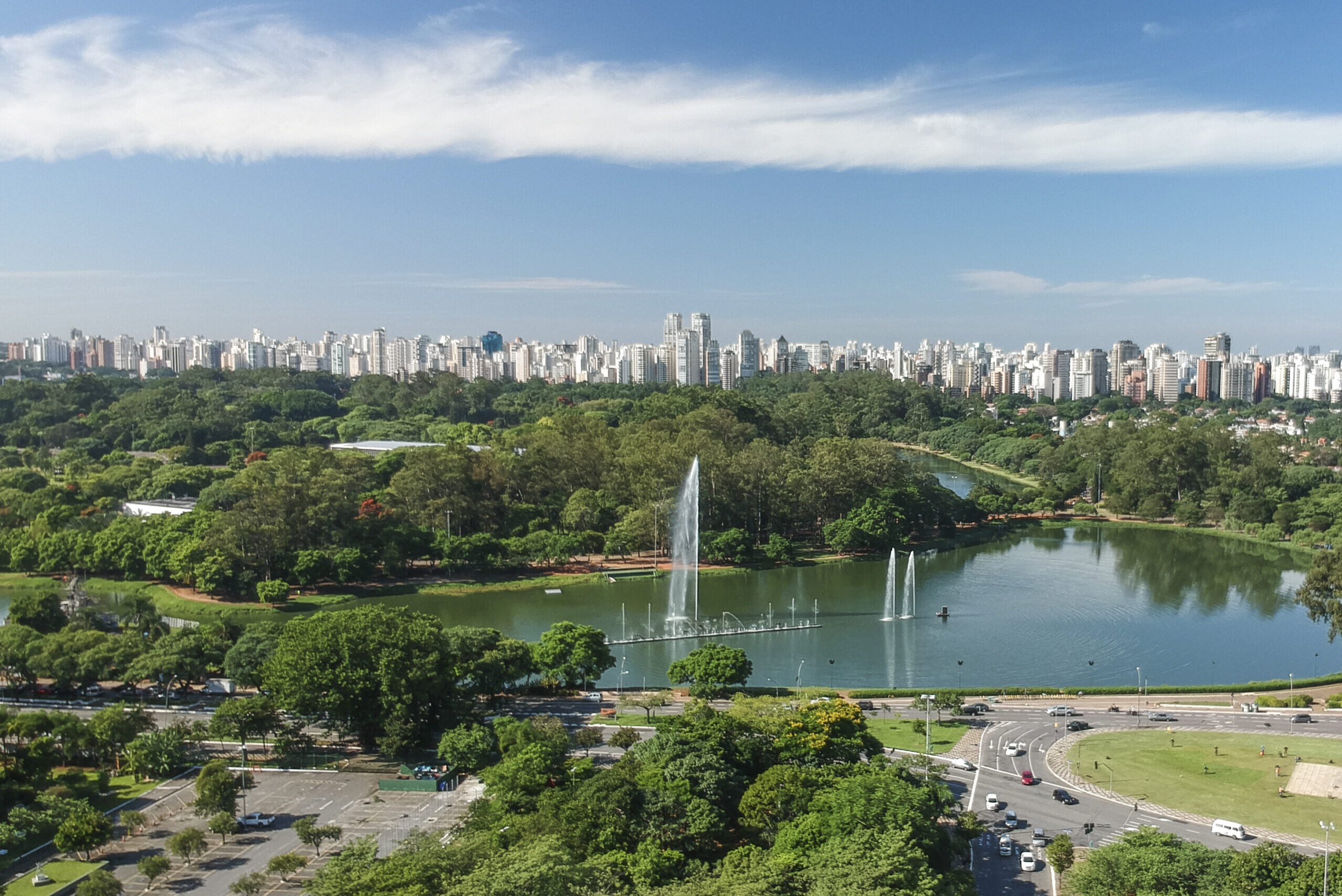 Vista aérea do Parque do Ibirapuera e o Skyline de São Paulo (Imagem: Phaelnogueira/ istockphoto)