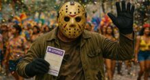 Homem fantasiado como o personagem Jason, do filme 'Sexta-feira 13', comemora prêmio da Lotofácil no Carnaval.