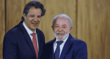 Ministro da Fazenda, Fernando Haddad, e presidente Luiz Inácio Lula da Silva em cerimônia no Palácio do Planalto, em Brasília 13/08/2025 REUTERS/Adriano Machado