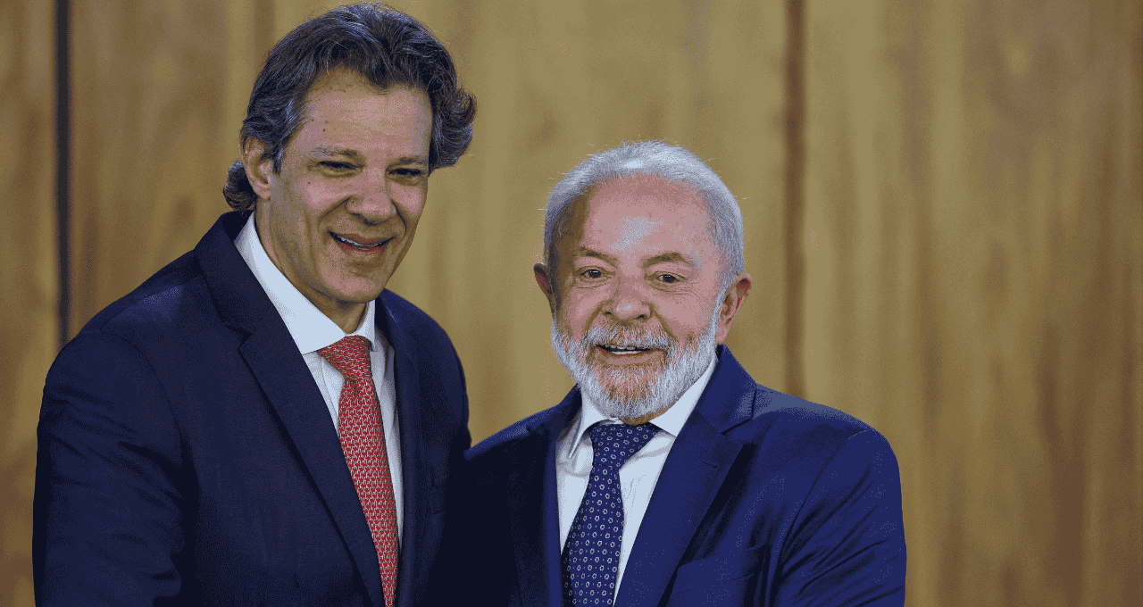 Ministro da Fazenda, Fernando Haddad, e presidente Luiz Inácio Lula da Silva em cerimônia no Palácio do Planalto, em Brasília 13/08/2025 REUTERS/Adriano Machado