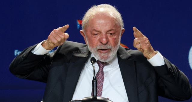 Presidente Luiz Inácio Lula da Silva discursa em fórum econômico na Cidade do Panamá (REUTERS/Aris Martinez)