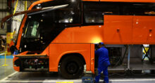 Trabalhador na linha de produção de carrocerias de ônibus na fábrica da Marcopolo, uma das maiores fabricantes de ônibus do mundo, com operações em vários continentes, em Caxias do Sul, Brasil, em 25 de março de 2026. REUTERS/Diego Vara