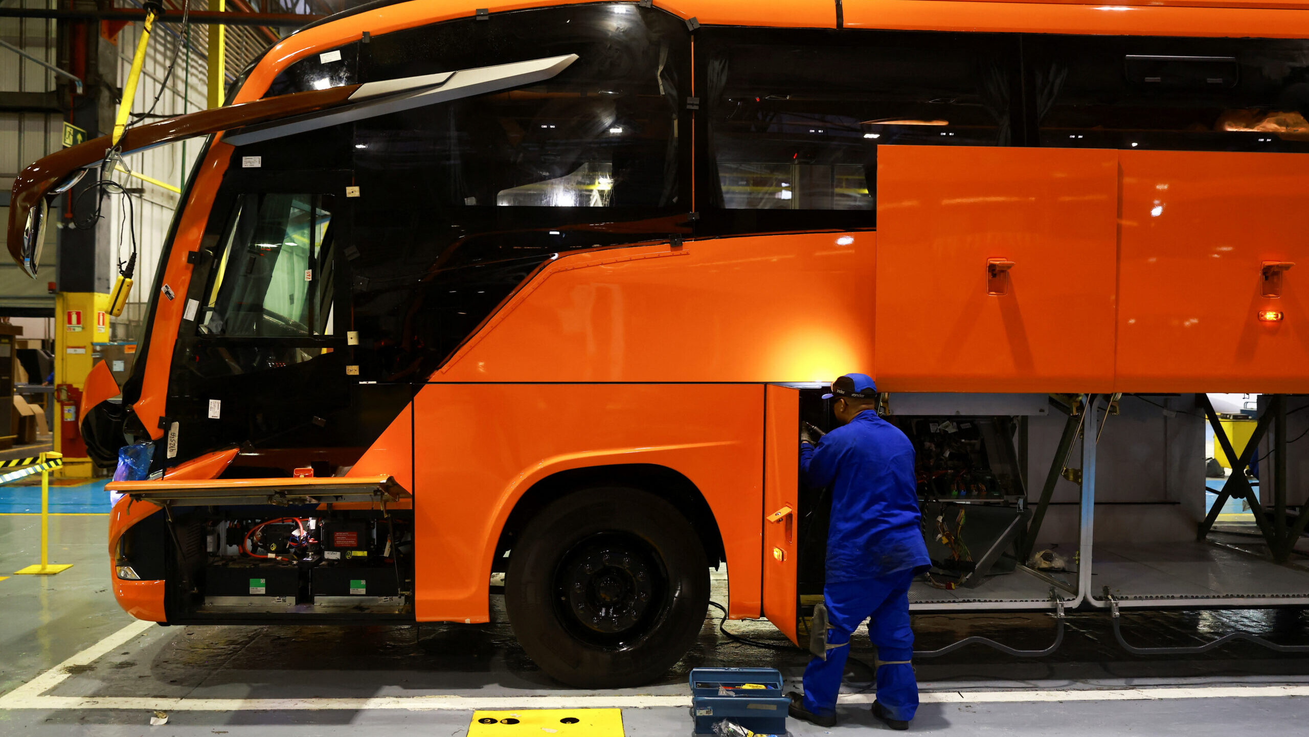 Trabalhador na linha de produção de carrocerias de ônibus na fábrica da Marcopolo, uma das maiores fabricantes de ônibus do mundo, com operações em vários continentes, em Caxias do Sul, Brasil, em 25 de março de 2026. REUTERS/Diego Vara