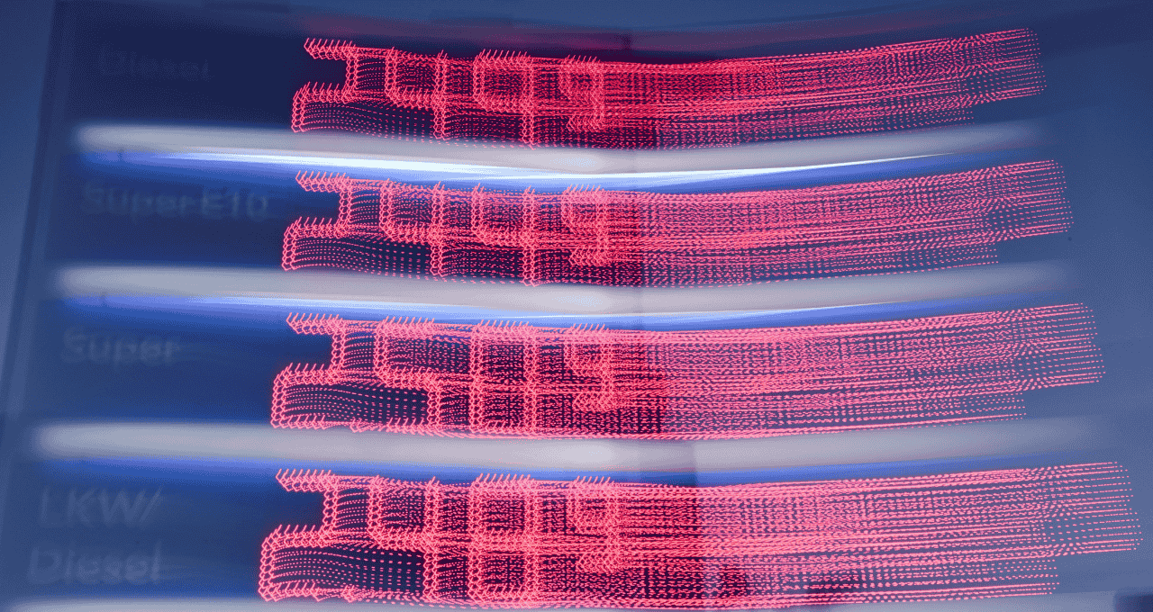 Um painel eletrônico exibe os preços atuais da gasolina e do diesel em um posto de combustíveis, em meio ao conflito entre os EUA e Israel com o Irã, em Berlim. A foto foi tirada com longa exposição. 4/03/2026 REUTERS/Annegret Hilse