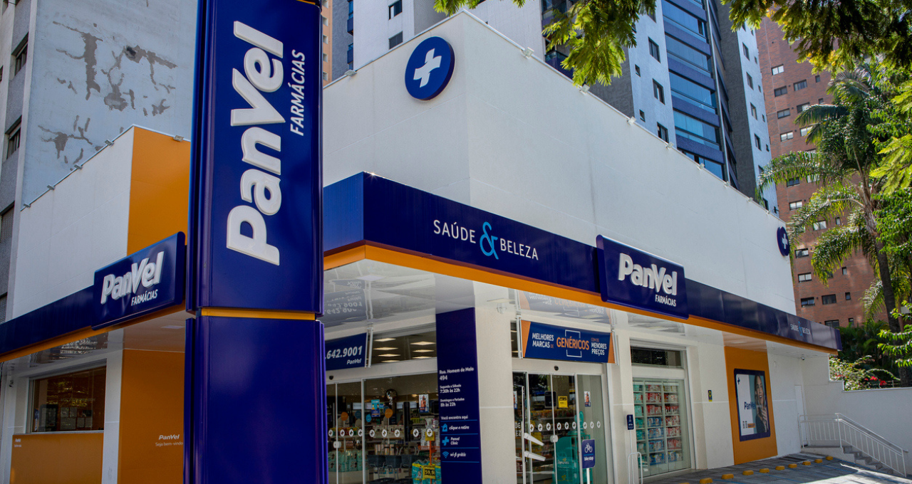 Fachada de uma farmácia de franquias Panvel (Imagem: istockphoto/Leila Melhado)