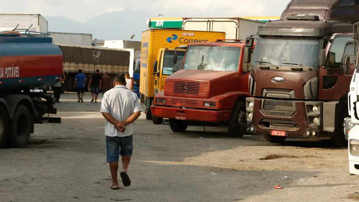 Caminhoneiros ainda ocupam trecho da Rodovia Presidente Dutra, em Seropédica, Rio de Janeiro