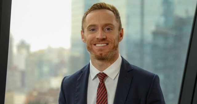 No que a Fitch está de olho para elevar o rating do Brasil — e por que isso não deve acontecer neste ano