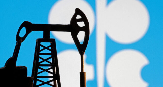 Um modelo de uma bomba de petróleo é visto em frente ao logotipo da Opep nesta ilustração 09/01/2026 REUTERS/Dado Ruvic/Illustration