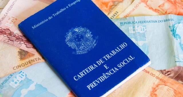 PIS/PasepCarteira de trabalho brasileira. Trabalho registrado CLT e dinheiro do Brasil. Salário mínimo Dinheiro real brasileiro.