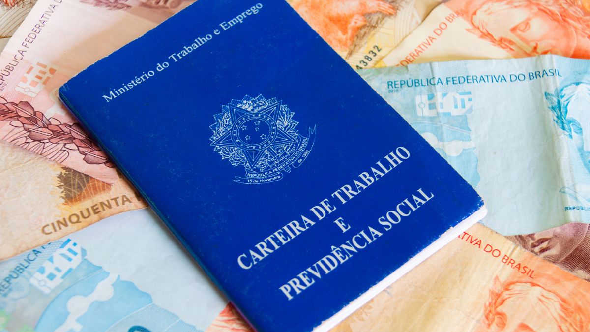 PIS/PasepCarteira de trabalho brasileira. Trabalho registrado CLT e dinheiro do Brasil. Salário mínimo Dinheiro real brasileiro.