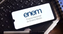 Exame Nacional do Ensino Médio (ENEM), aplicativo ENEM na tela do smartphone, educação brasileira