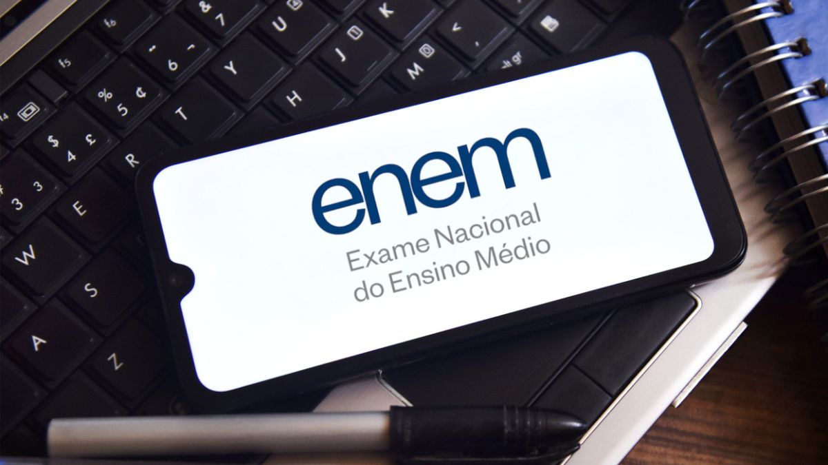 Exame Nacional do Ensino Médio (ENEM), aplicativo ENEM na tela do smartphone, educação brasileira