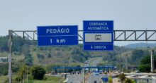 Placas de pedágio na rodovia, escritas em português, Brasil. (1)