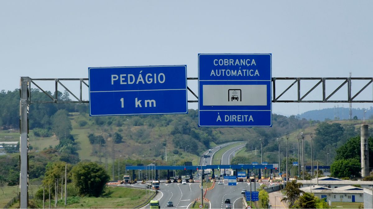 Placas de pedágio na rodovia, escritas em português, Brasil. (1)