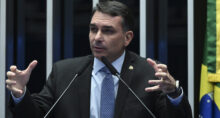 Senador Flávio Bolsonaro (PL-RJ) em discuro à tribuna. Foto: Carlos Moura/Agência Senado