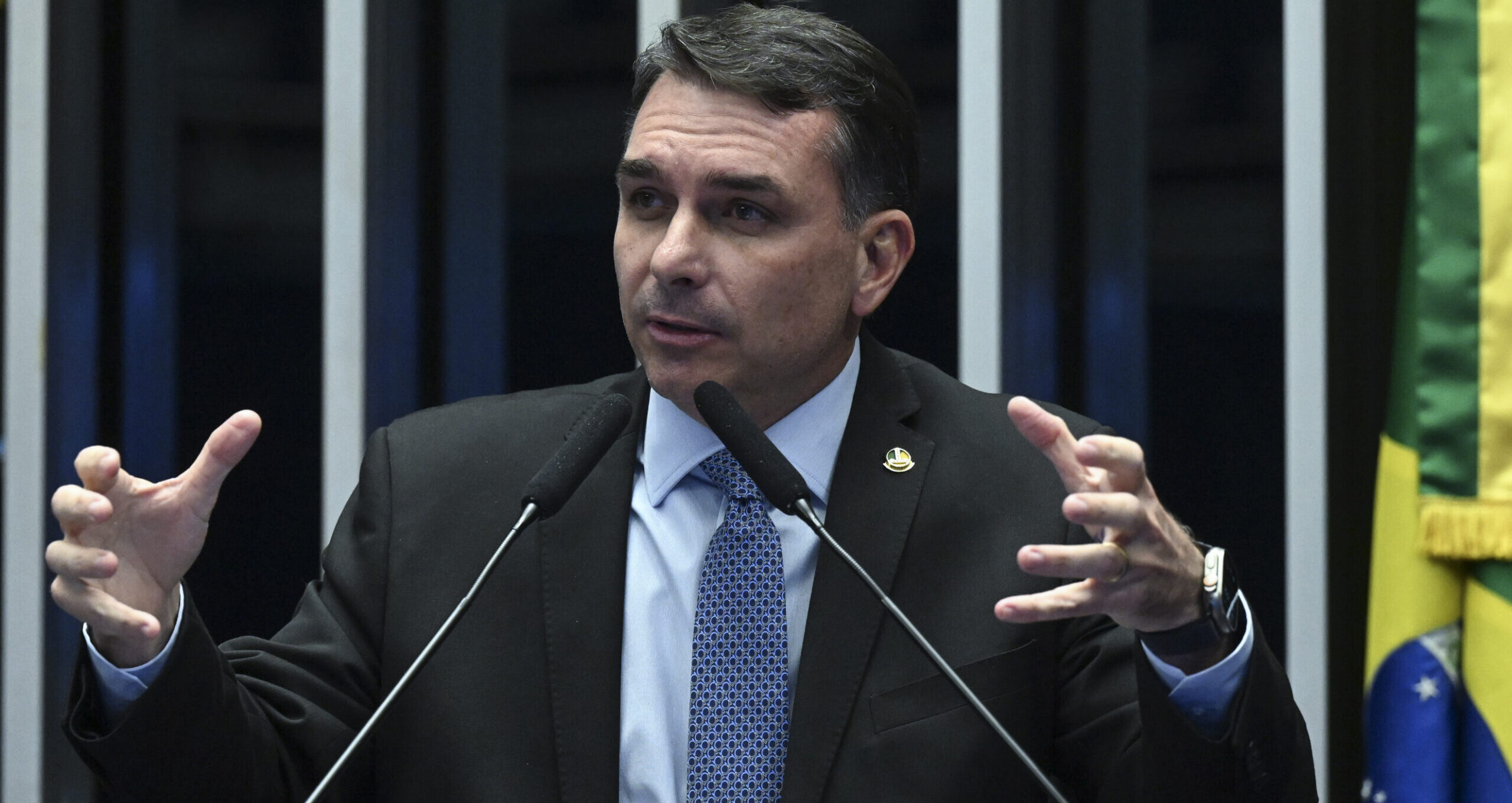 Flávio Bolsonaro volta a defender ação dos EUA sobre PCC e CV, mas evita desgaste com Pix