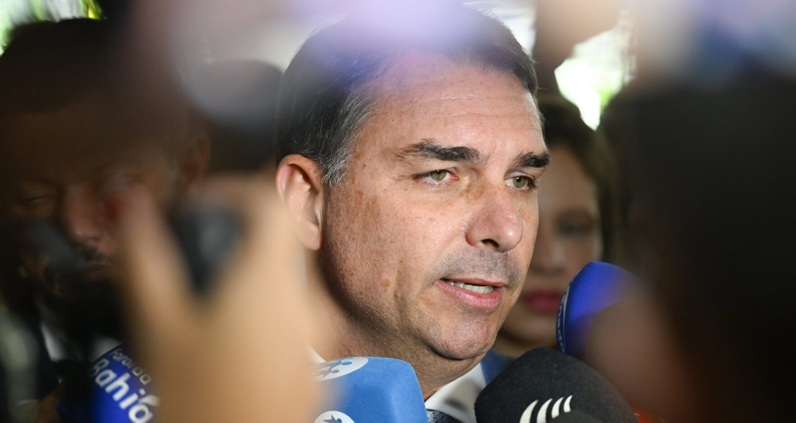 Flávio Bolsonaro lidera culpa por crise com EUA, diz pesquisa