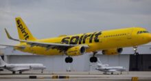 Um voo da Spirit Airlines chega ao Aeroporto Internacional de Fort Lauderdale - Hollywood, em Fort Lauderdale, Flórida, EUA, em 23 de abril de 2026. (Foto: REUTERS/Marco Bello/Foto de arquivo)