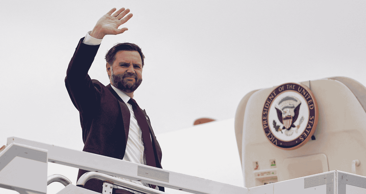 O vice-presidente dos EUA, JD Vance, embarca no Air Force Two no aeroporto de Colorado Springs 28 de maio de 2026 Matt Rourke/Pool via REUTERS