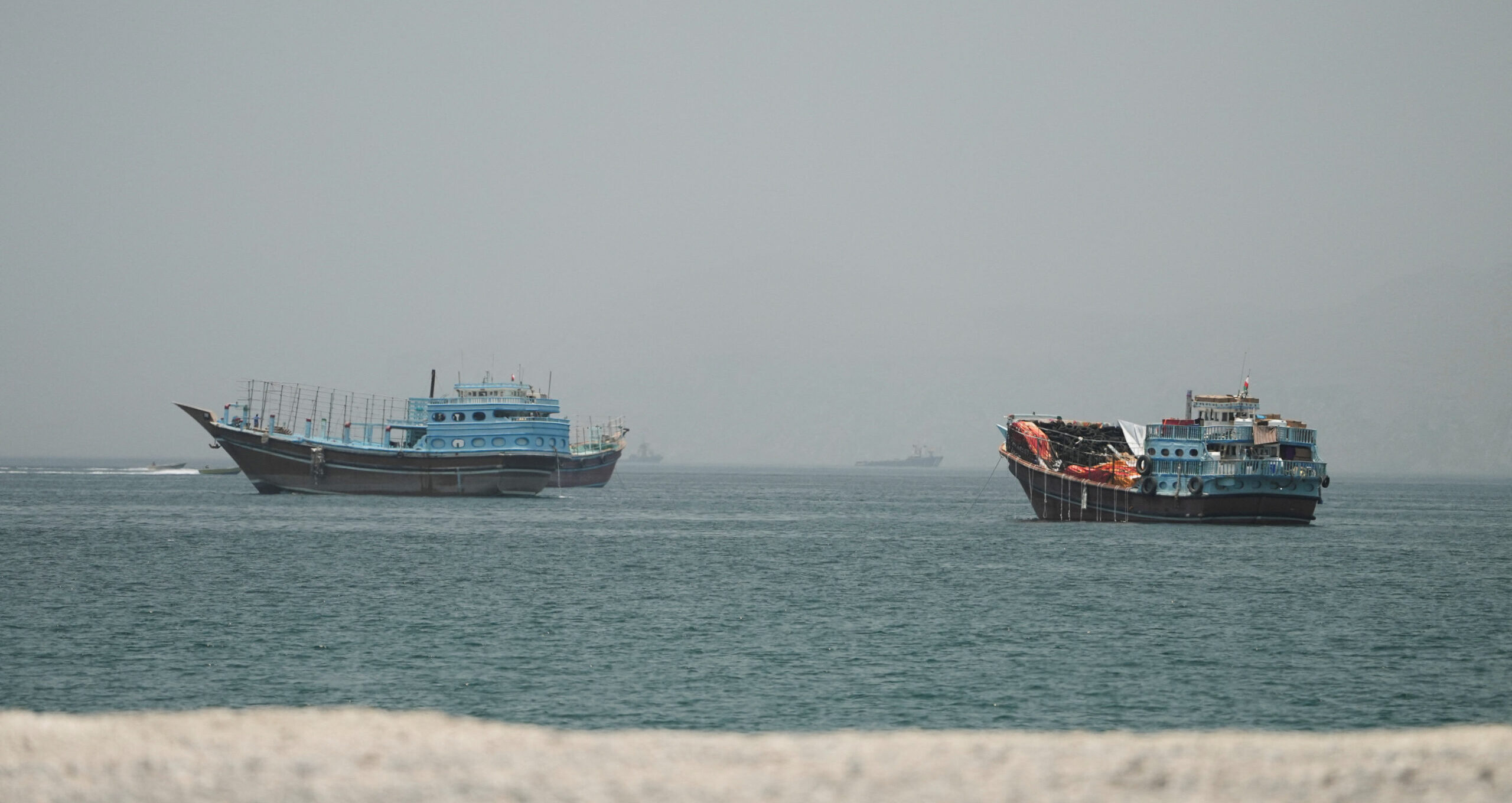 Embarcações no Estreito de Ormuz, vistas de Musandam