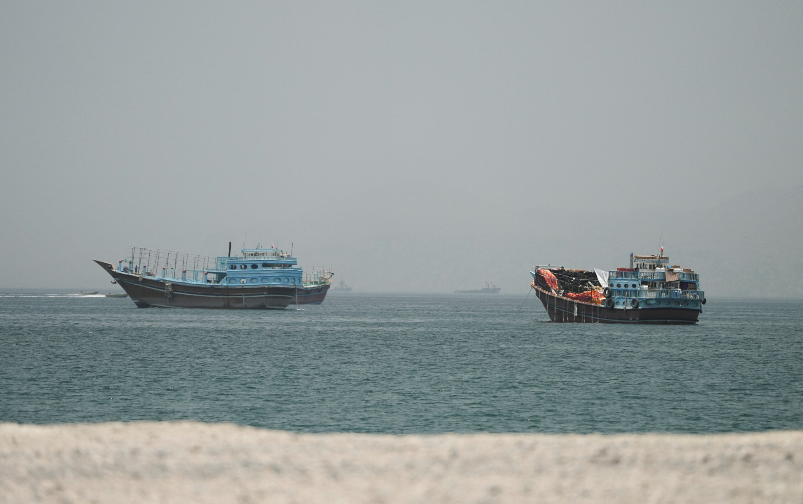 Embarcações no Estreito de Ormuz, vistas de Musandam