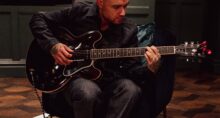 Liam tocando guitarra