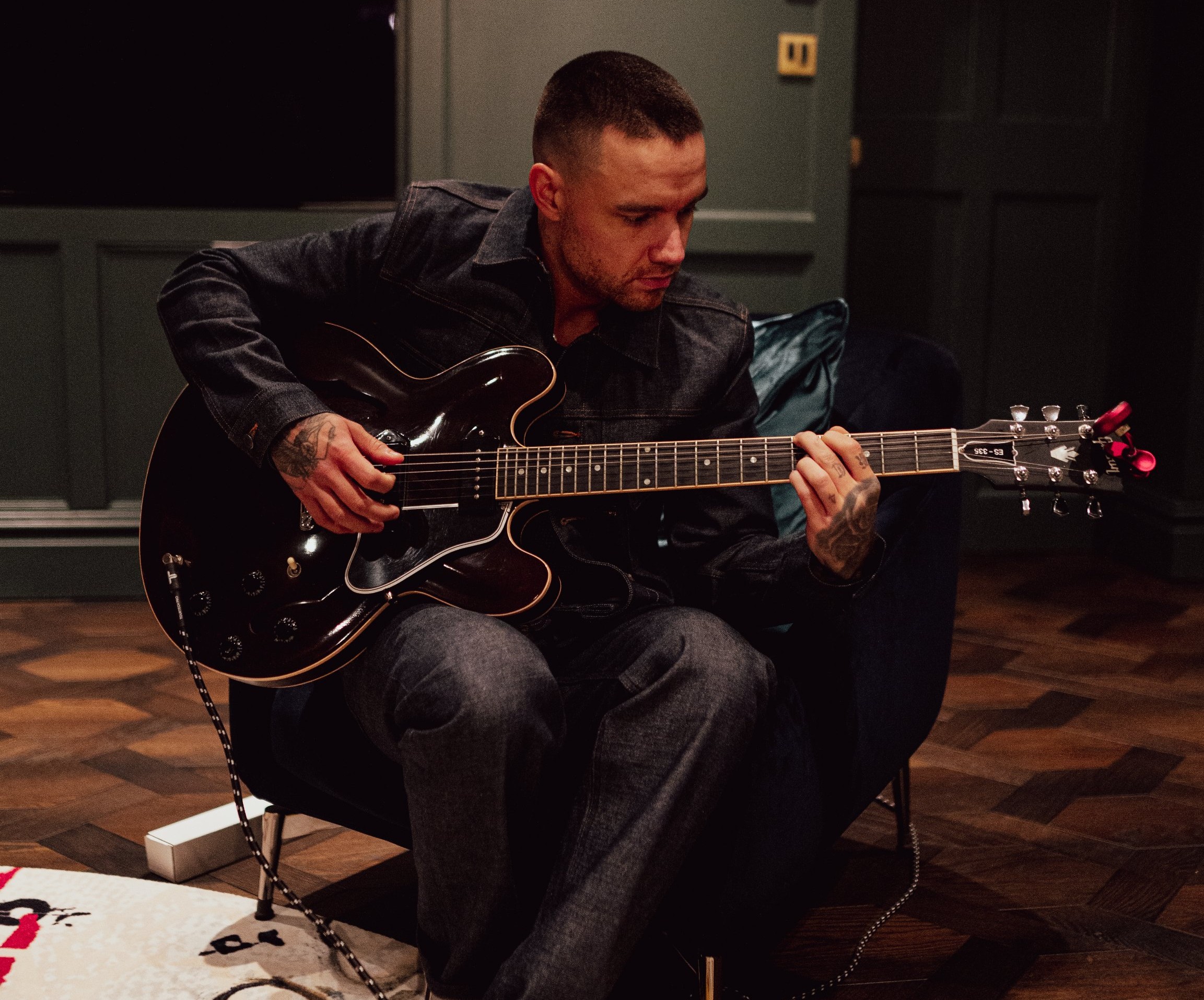 Liam tocando guitarra