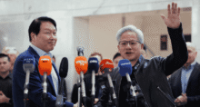 CEO da Nvidia, Jensen Huang, cumprimenta o presidente do SK Group, Chey Tae-won, em Seul, Coreia do Sul, em 8 de junho de 2026 (Imagem: Reuters / Hong-Ji)