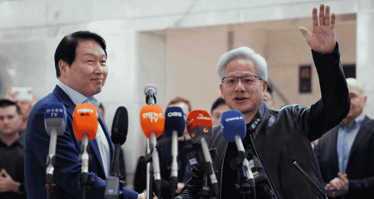 CEO da Nvidia, Jensen Huang, cumprimenta o presidente do SK Group, Chey Tae-won, em Seul, Coreia do Sul, em 8 de junho de 2026 (Imagem: Reuters / Hong-Ji)