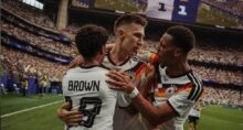 jogadores da alemanha comemoram gol da Copa do Mundo