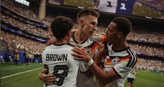 jogadores da alemanha comemoram gol da Copa do Mundo