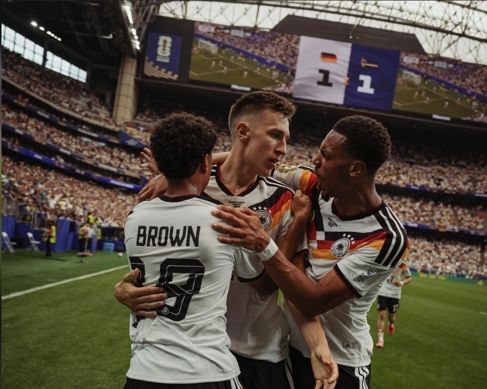 jogadores da alemanha comemoram gol da Copa do Mundo
